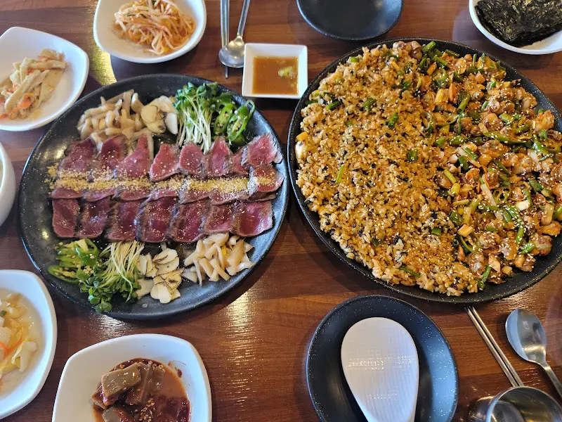 다양한 반찬들과 함께 제공되는 꼬막비빔밥과 타다끼