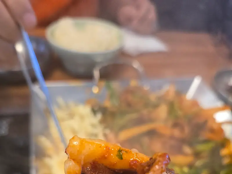 쭈꾸미를 들어올리는 모습