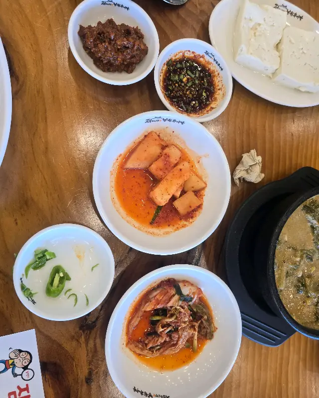 정갈하게 차려진 기본 반찬