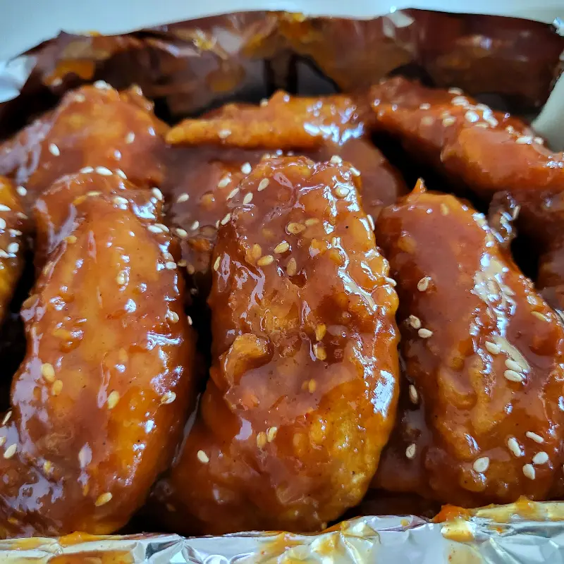 윤기가 좔좔 흐르는 양념치킨