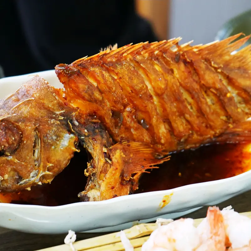 달콤새콤한 소스가 듬뿍 뿌려진 우럭탕수