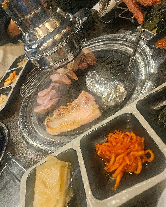 육풍 평택역점 테이블 전체샷, 고기, 찌개, 밑반찬이 한 상 가득 차려진 모습