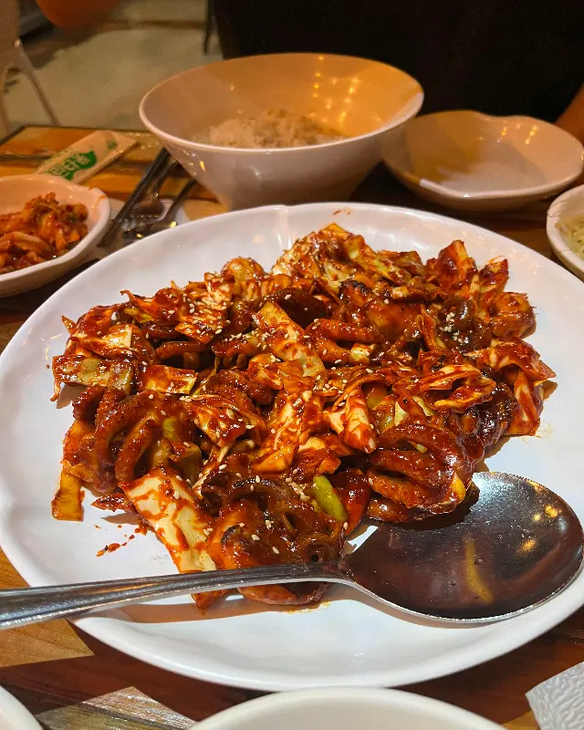 찰보리밥에 쭈꾸미 볶음을 비벼 먹는 모습