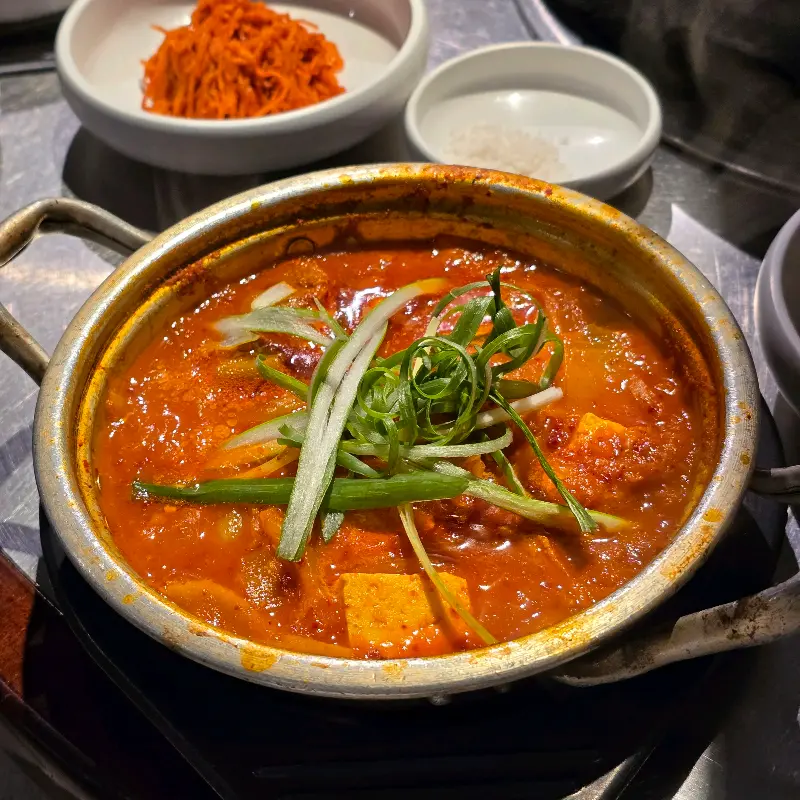 다양한 소스와 함께 즐기는 흑돼지