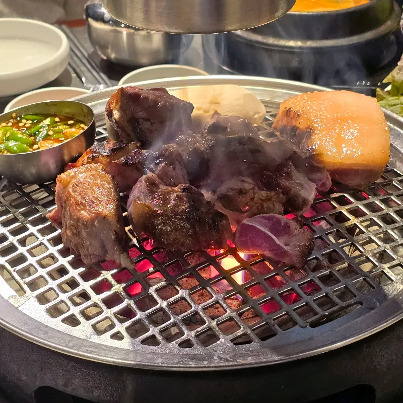 숯불 위에서 익어가는 흑돼지 근고기