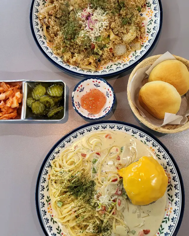 테이블 가득 채운 메뉴들