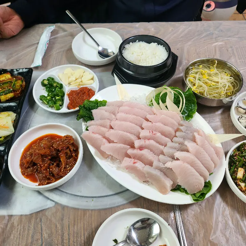 푸짐한 삼치회 한 상