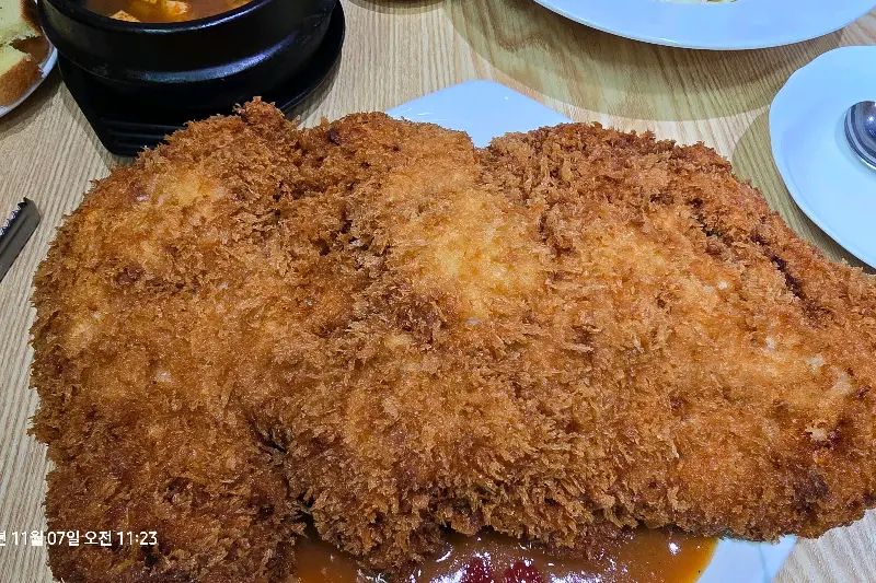 상 위에 놓인 왕돈까스