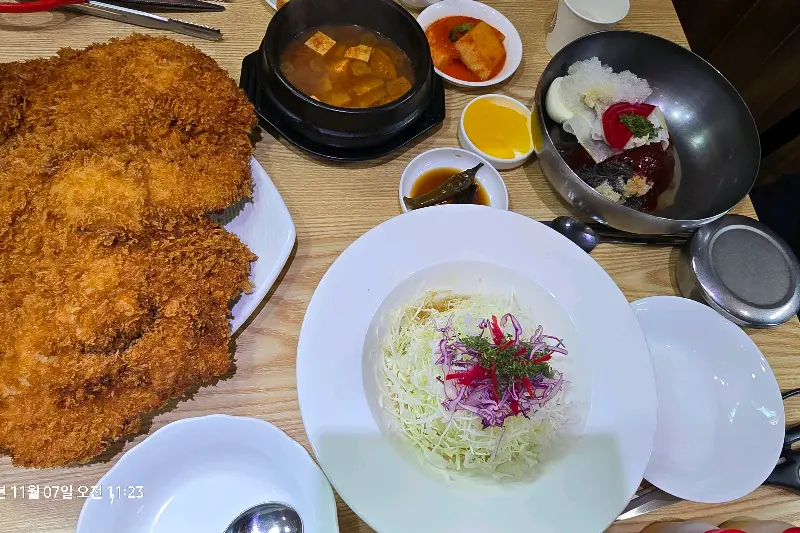 돈까스, 냉면, 샐러드 한 상 차림
