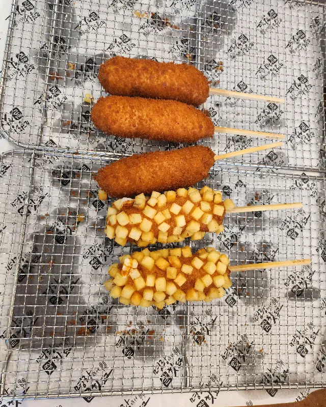 갓 튀겨져 나온 따끈따끈한 핫도그들