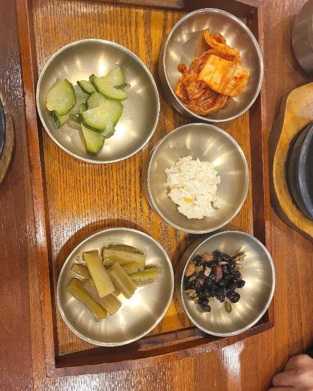 정갈한 밑반찬 세팅