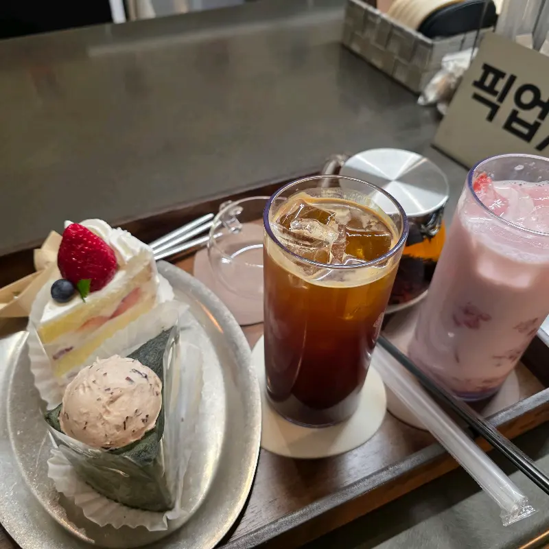 딸기 생크림 케이크와 음료