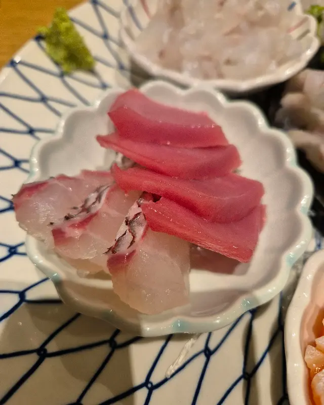 두툼하게 썰린 참치회