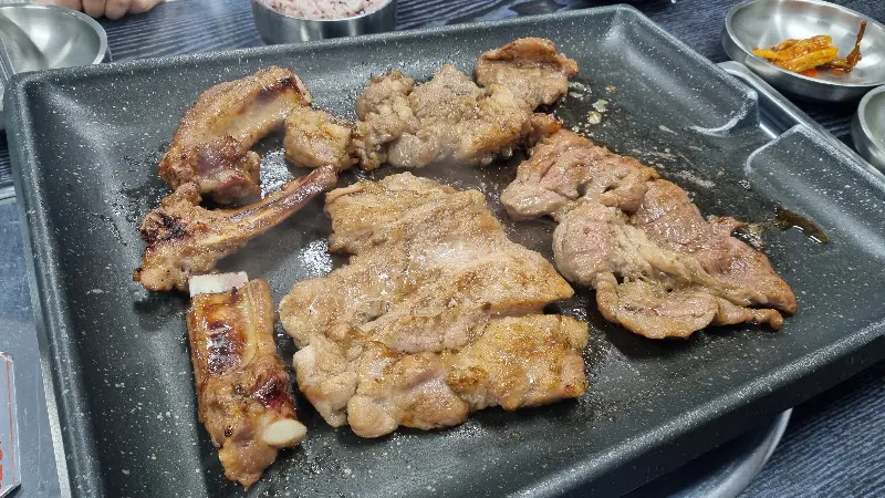 숯불에 구워 먹는 돼지갈비