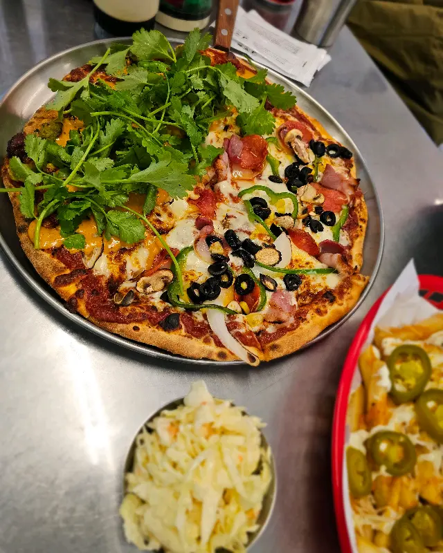 콜슬로와 함께 즐기는 피자