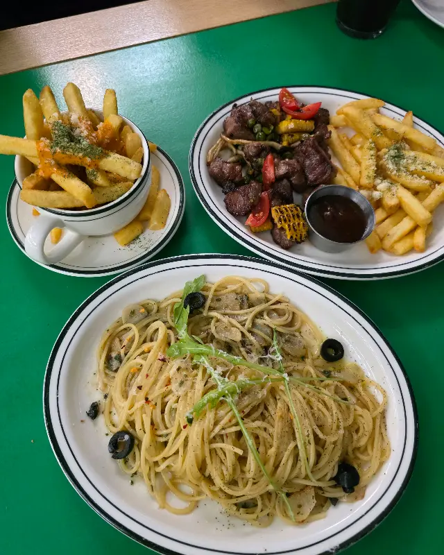 찹스테이크, 파스타, 감자튀김