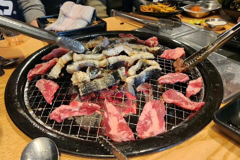 다양한 샐러드바 메뉴