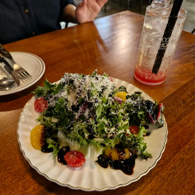 신선한 채소가 가득한 샐러드