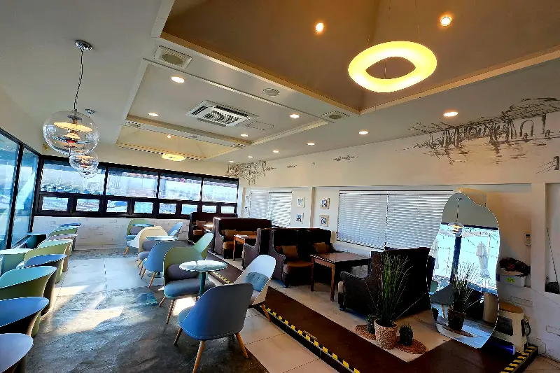 카페 내부 전경