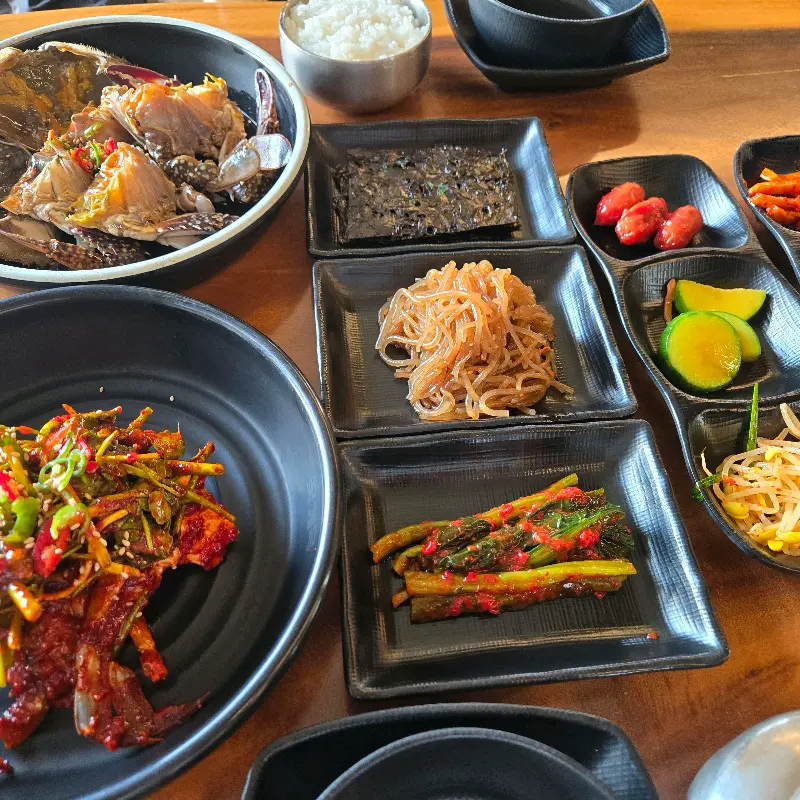 간장게장과 다양한 밑반찬