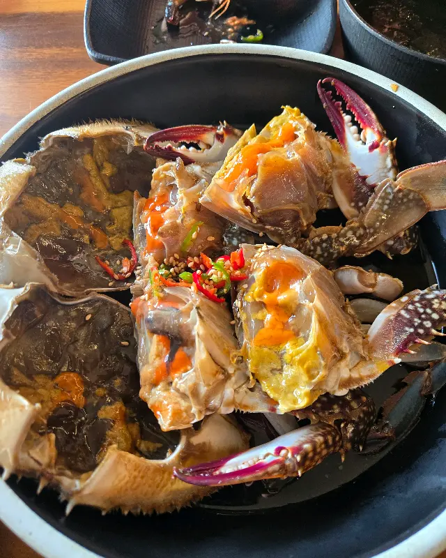 게딱지에 밥을 비벼 먹는 모습