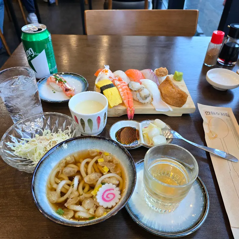 푸짐하게 차려진 초밥 한 상