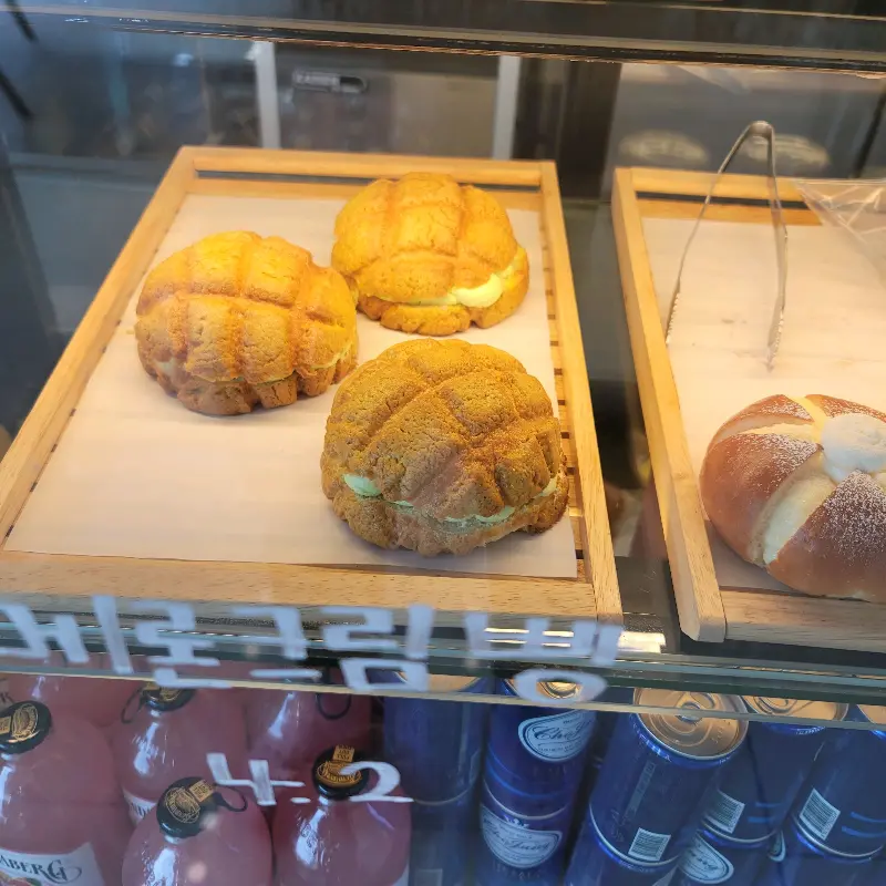 진열대 안의 메론빵