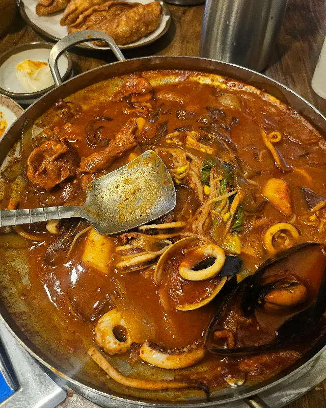 전골을 다 먹고 난 후 볶아 먹는 볶음밥