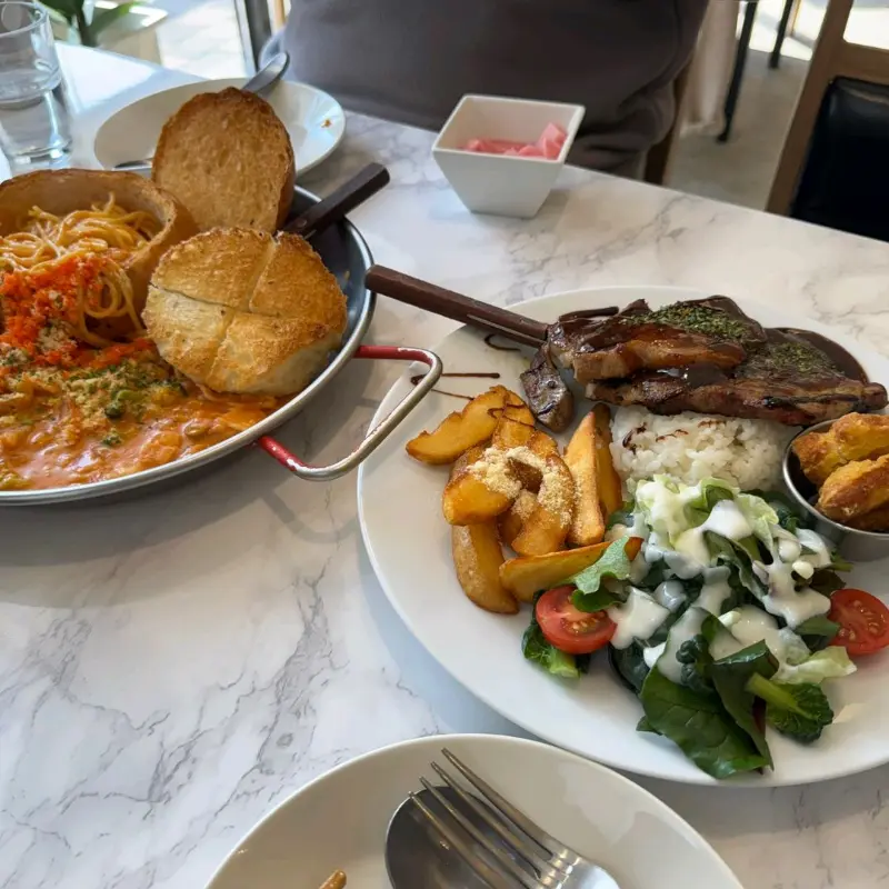 스테이크와 샐러드