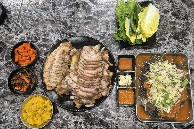 테이블 위에 놓인 족발 한 상 차림