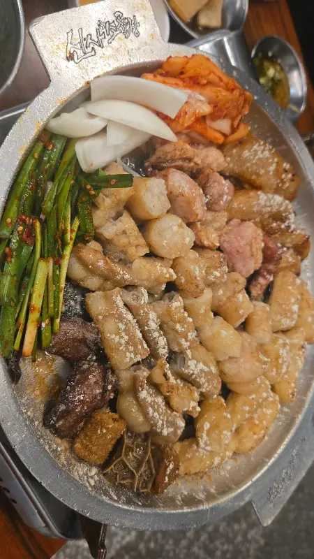 푸짐한 곱창 모듬 전체 사진