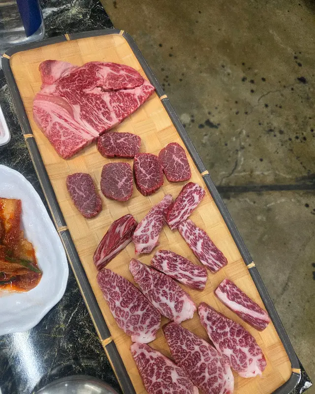 푸짐하게 차려진 테이블 세팅