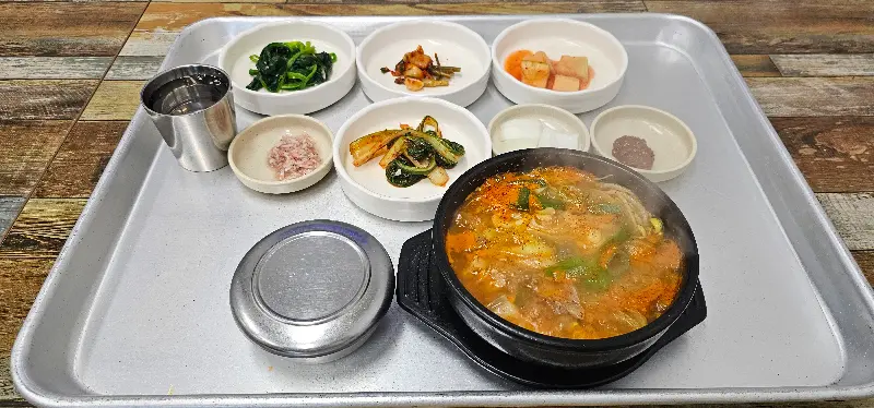 푸짐한 돼지국밥 한 상 차림