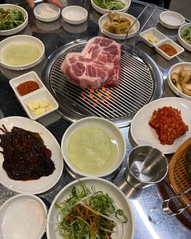 돈사돈 흑돼지 근접샷