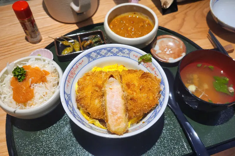 촉촉한 카츠와 소스의 조화가 일품인 카츠동