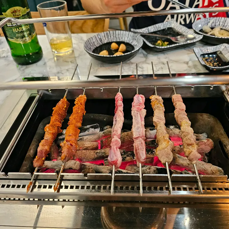 다양한 꼬치 종류가 구워지는 모습