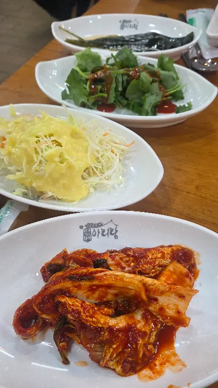 보쌈과 함께 제공되는 다양한 곁들임 반찬들