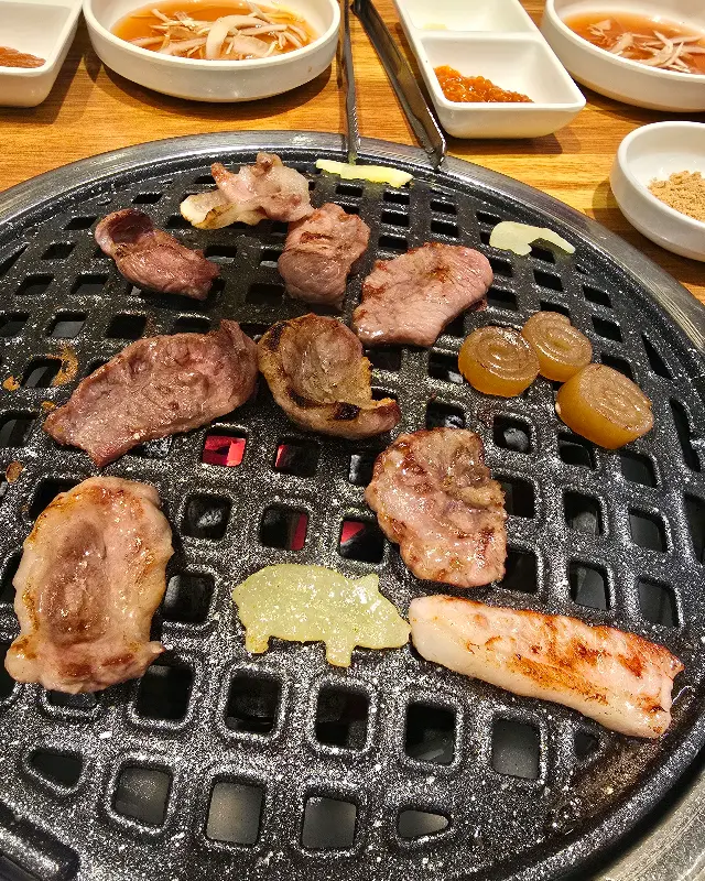 불판 위에서 익어가는 뽈살