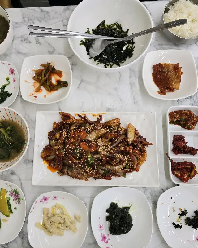 다채로운 색감이 돋보이는 낙지초무침 한 상 차림