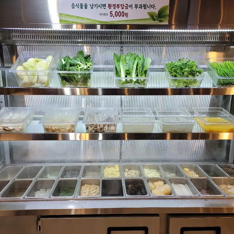 신선한 야채가 가득한 셀프바