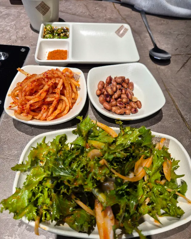 깔끔하게 차려진 기본 반찬