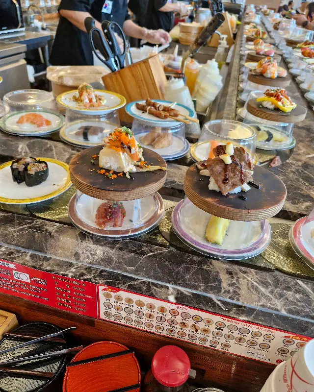 다양한 초밥을 만드는 모습