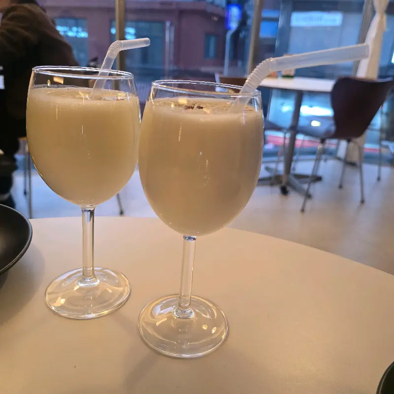 시원한 망고 라씨 두 잔