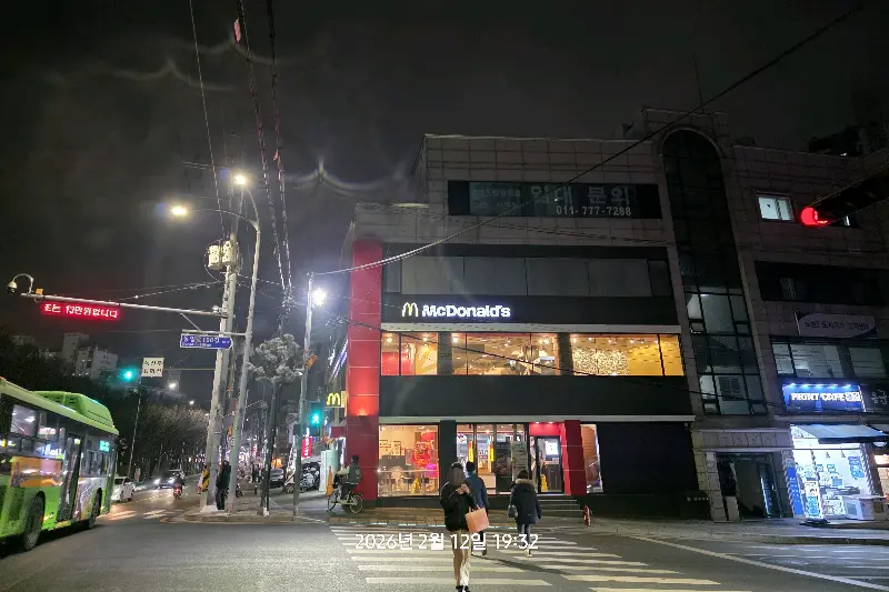 밤에 촬영한 맥도날드 과기대점 외관