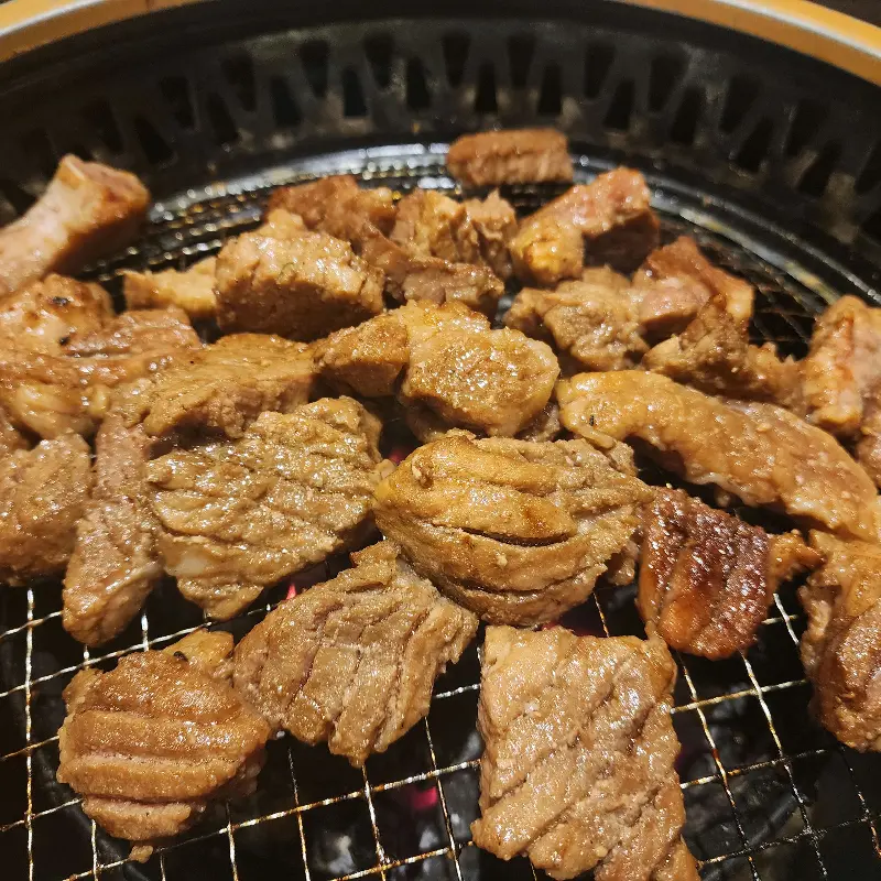 숯불 위에 구워지는 갈비