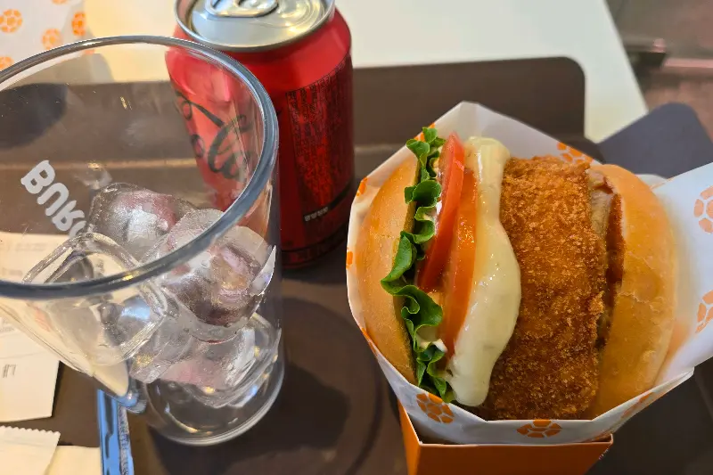 두툼한 패티와 신선한 야채가 어우러진 버거