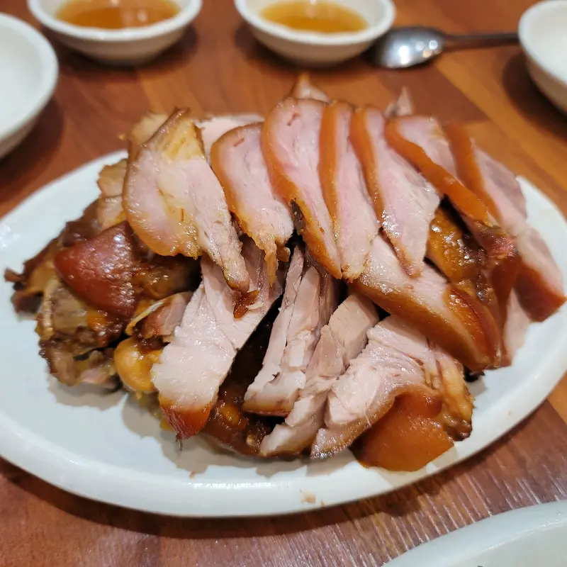 윤기가 흐르는 족발