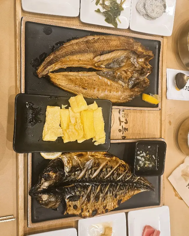 고등어와 삼치, 계란말이가 함께 나오는 한 상