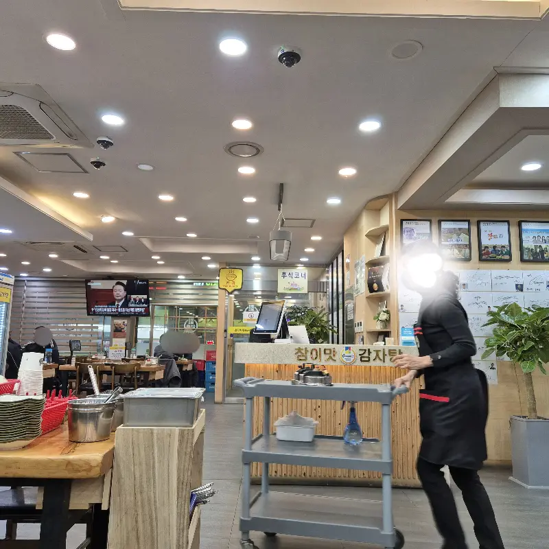 넓고 깔끔한 매장 내부