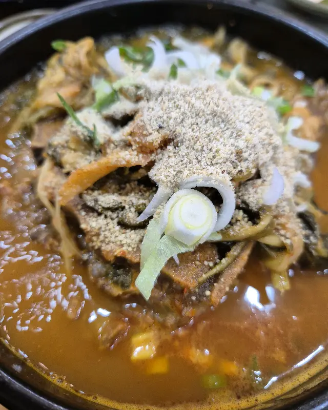 들깨가루 듬뿍 뿌려진 뼈해장국
